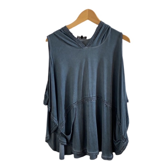 POL Tops - POL FADED BLUE WASH COLD SHOULDER TUNIC SIZE MEDIUM
